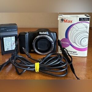Kodak PIXPRO FZ201 16MP 20x Wide Zoom Compact Digital Camera 25-500mm Lens